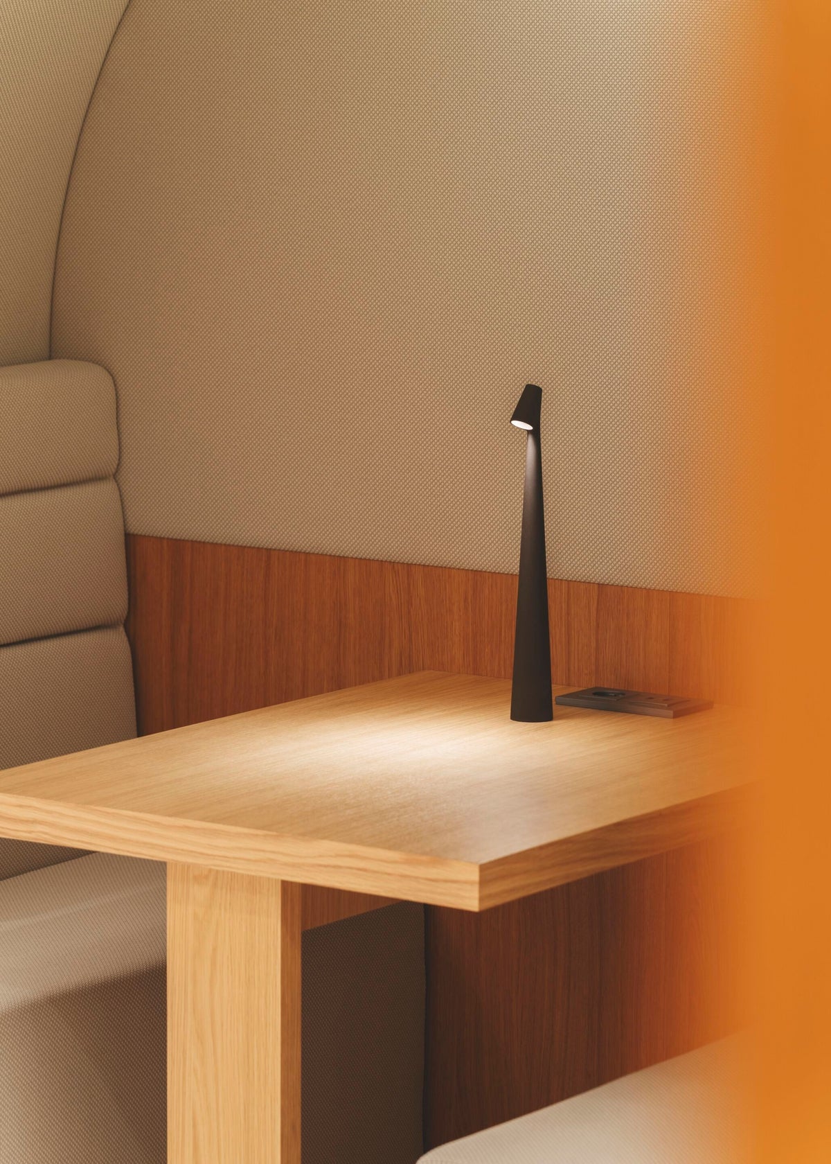 Candeeiro de mesa Nirerora minimalista em acrílico