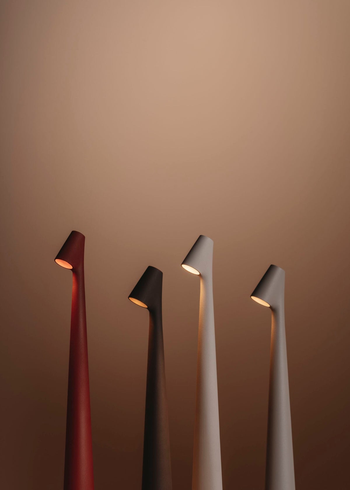 Candeeiro de mesa Nirerora minimalista em acrílico