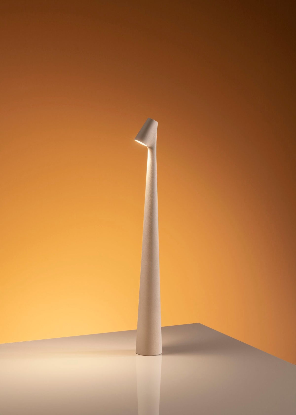 Candeeiro de mesa Nirerora minimalista em acrílico
