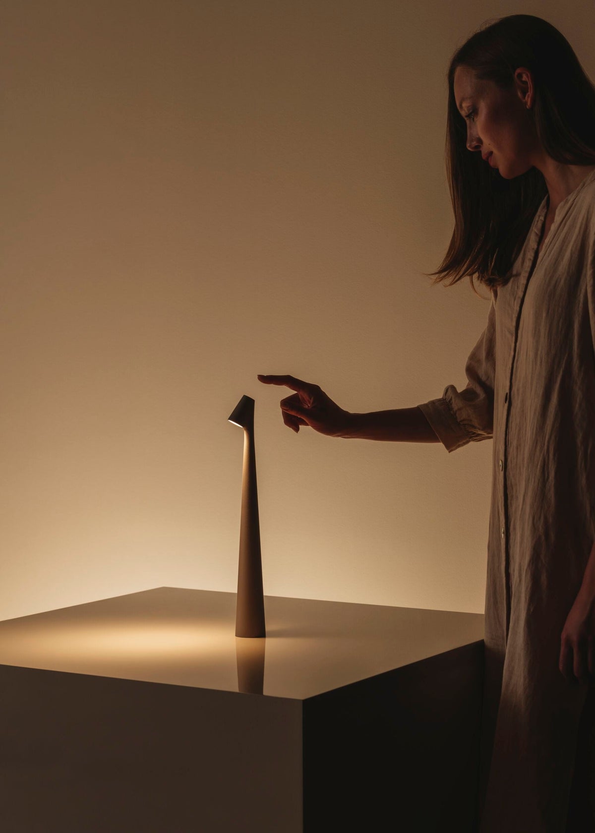 Candeeiro de mesa Nirerora minimalista em acrílico