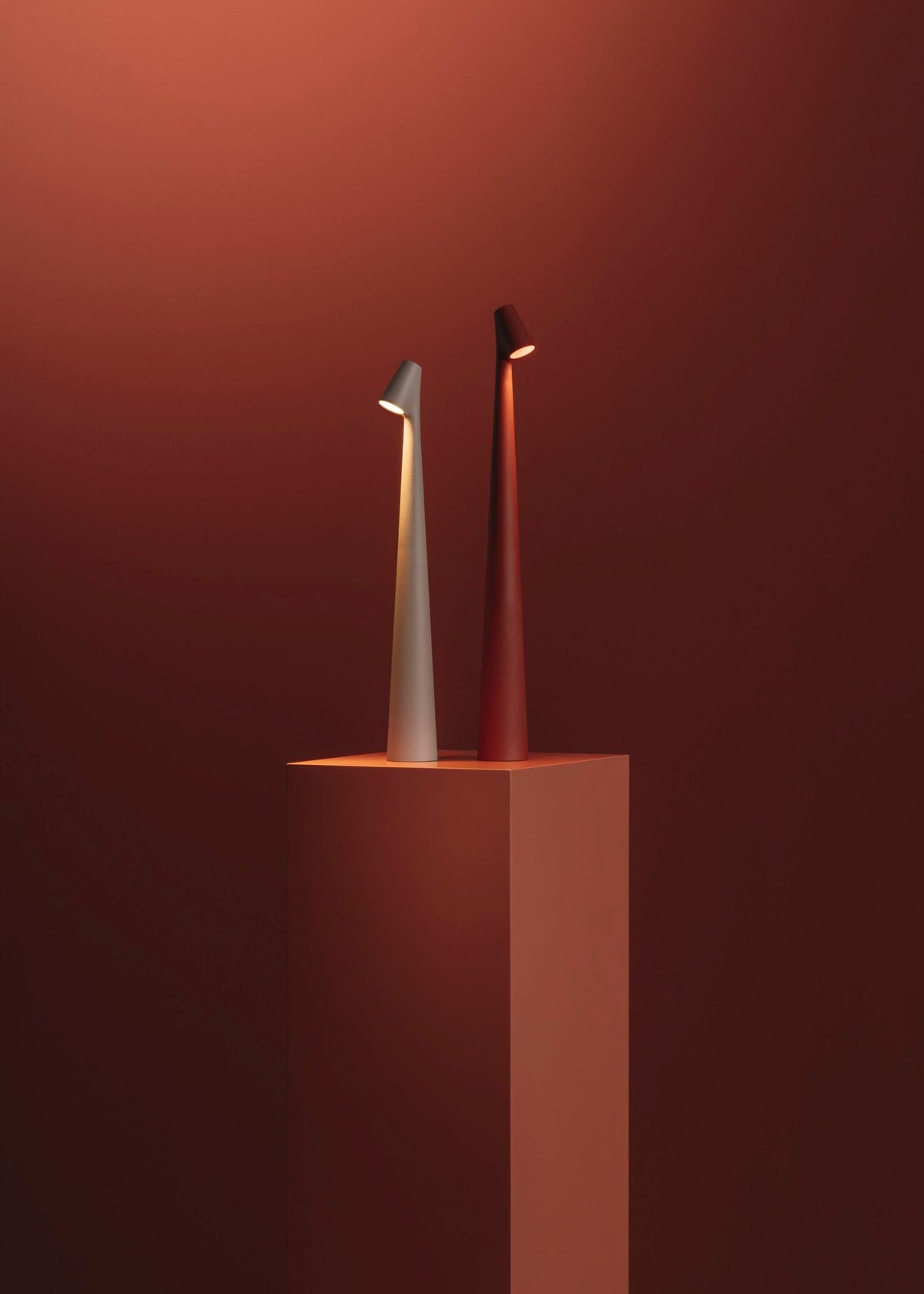 Candeeiro de mesa Nirerora minimalista em acrílico