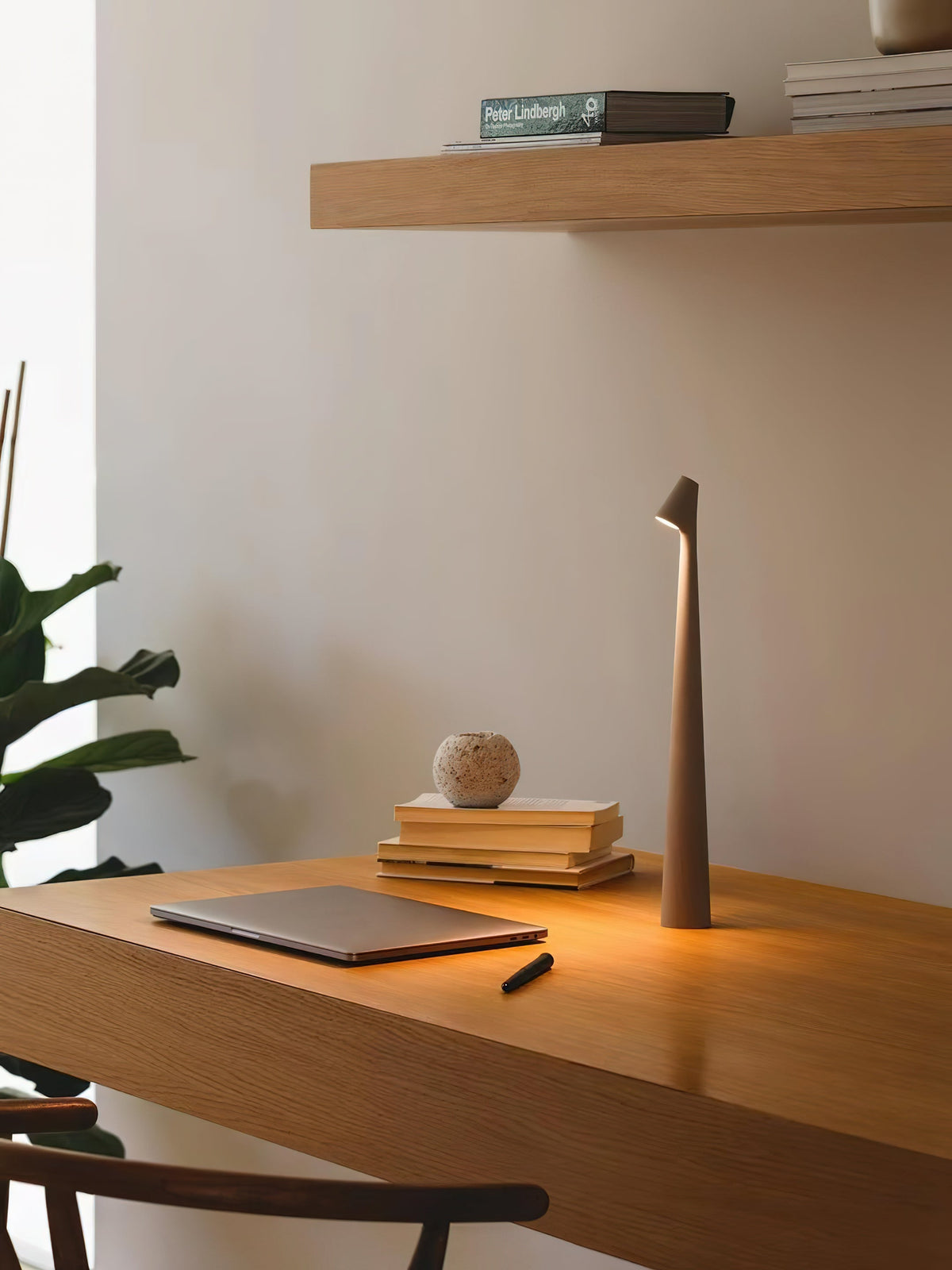 Candeeiro de mesa Nirerora minimalista em acrílico