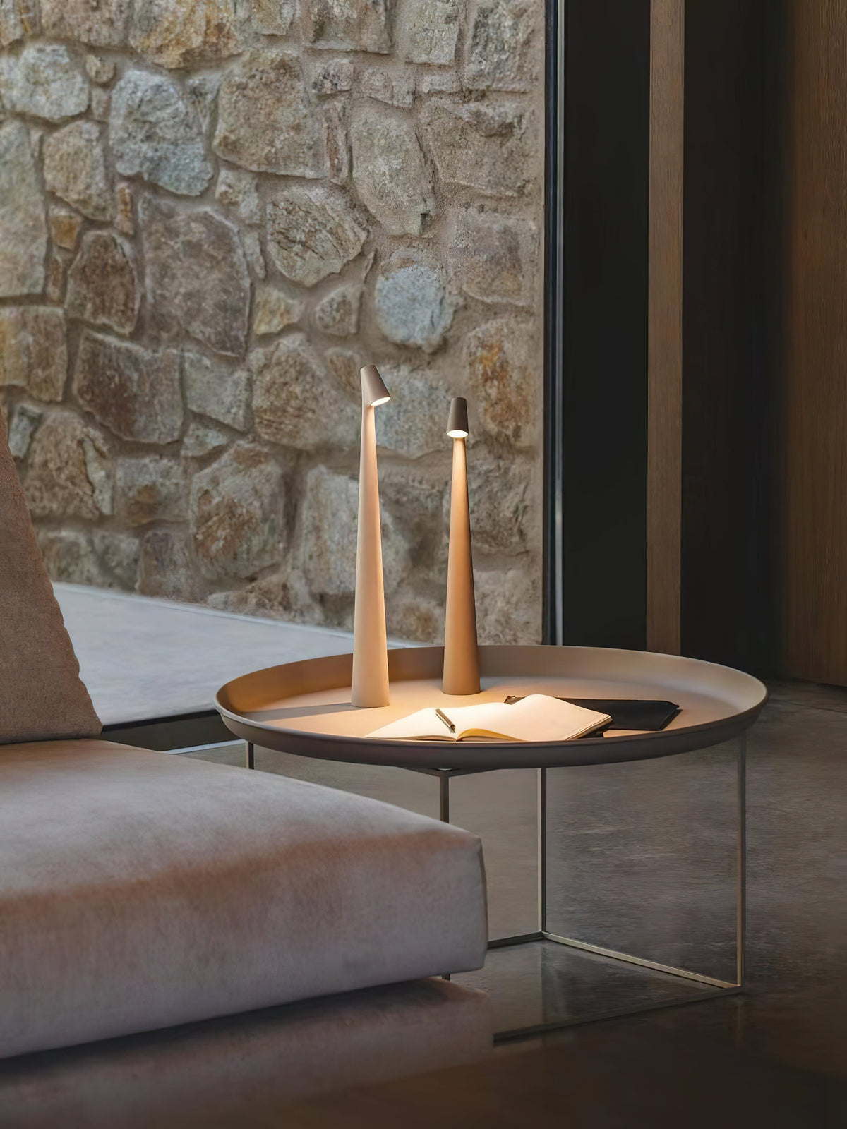 Candeeiro de mesa Nirerora minimalista em acrílico
