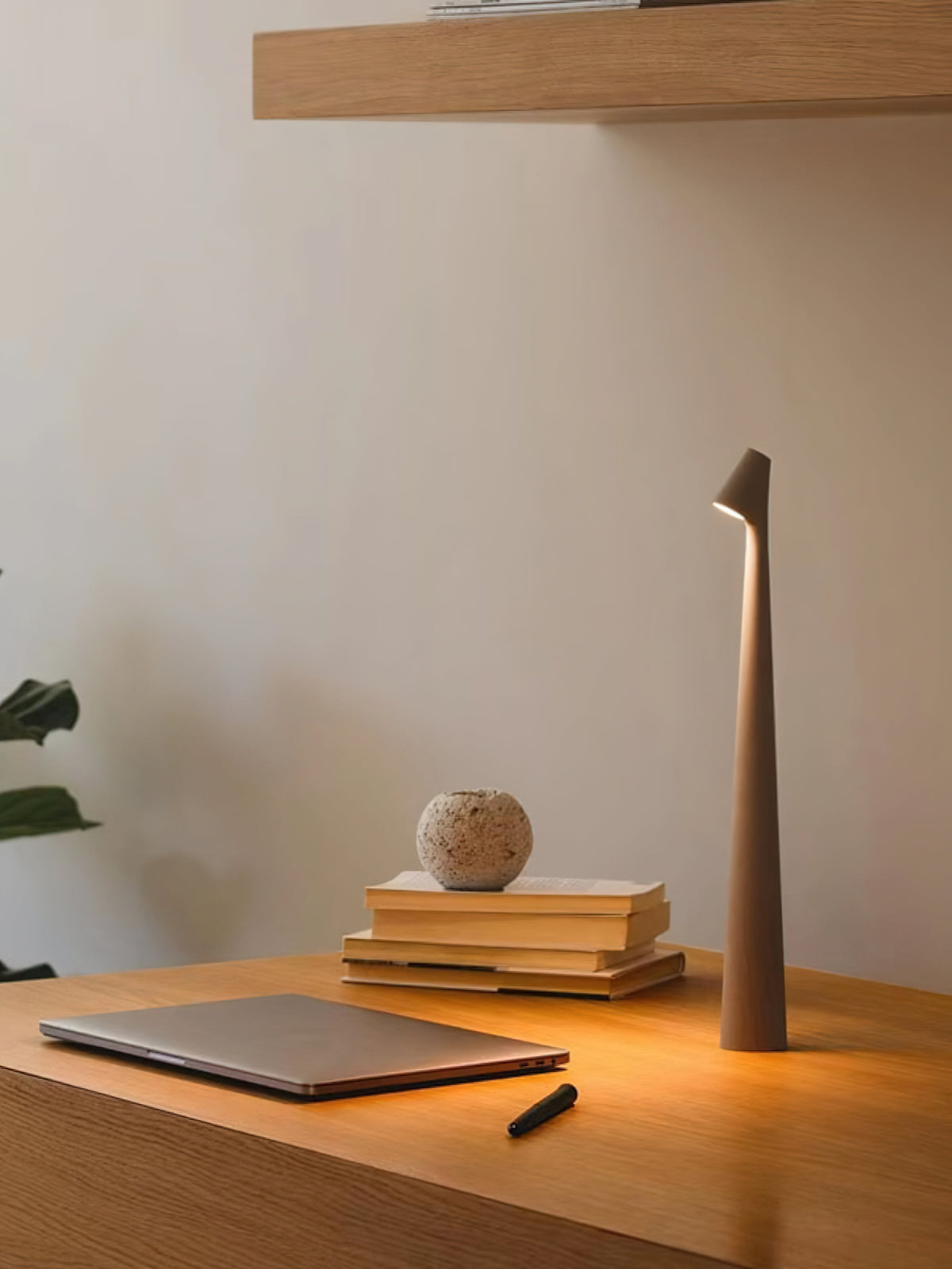Candeeiro de mesa Nirerora minimalista em acrílico