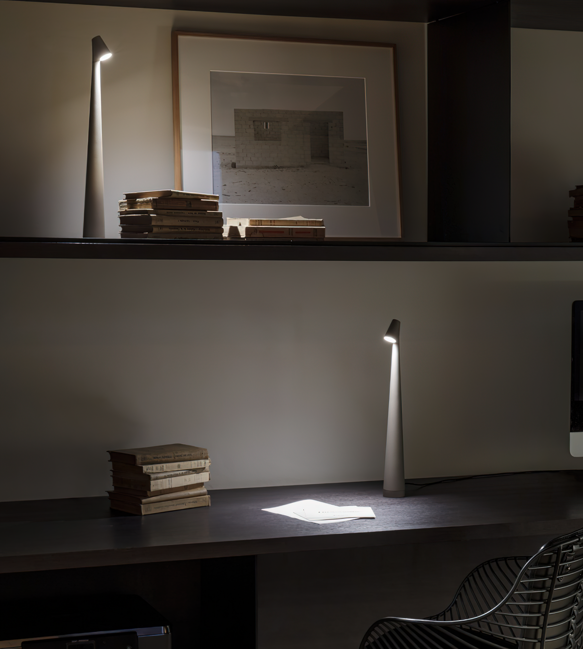 Candeeiro de mesa Nirerora minimalista em acrílico