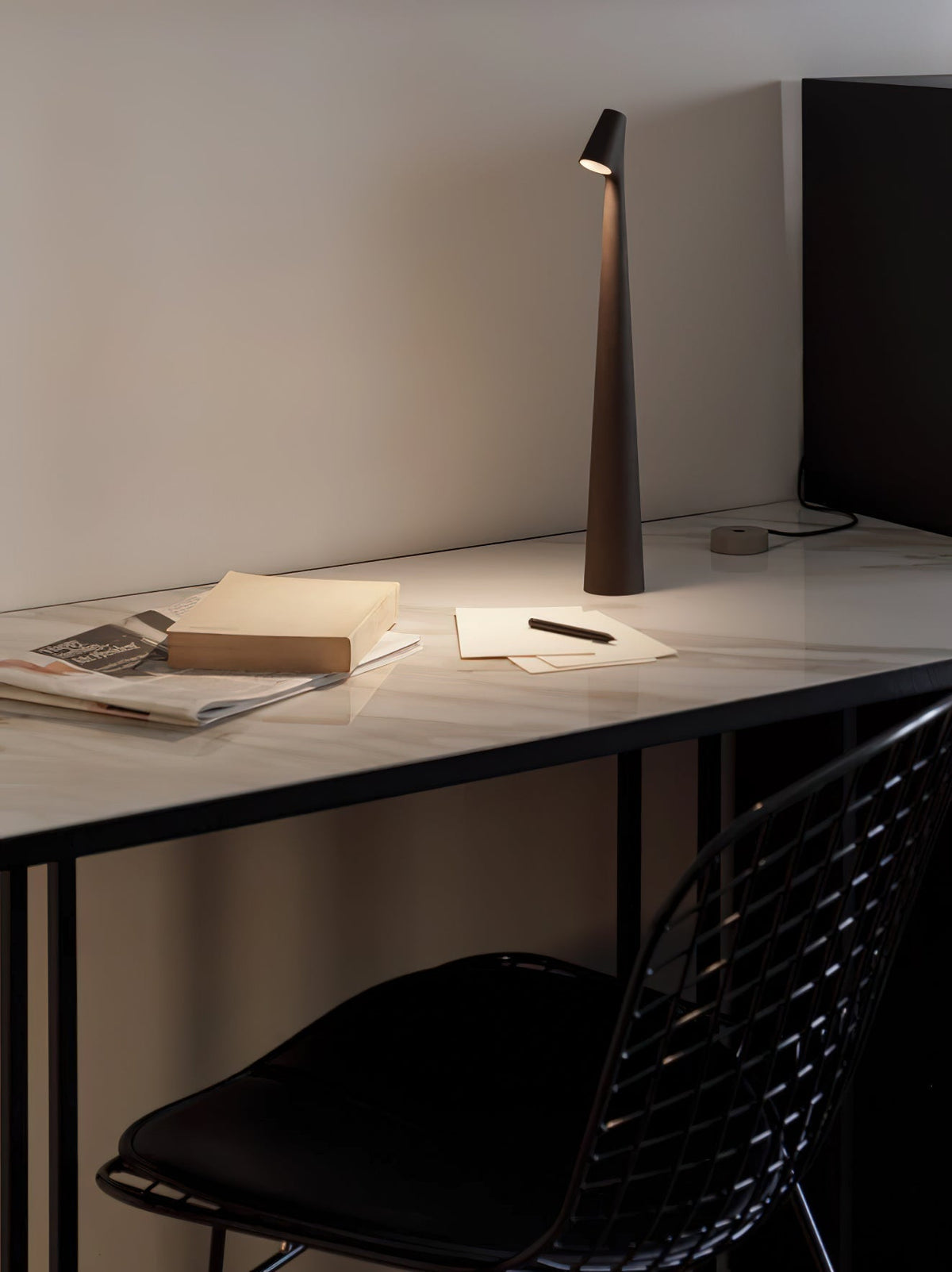 Candeeiro de mesa Nirerora minimalista em acrílico