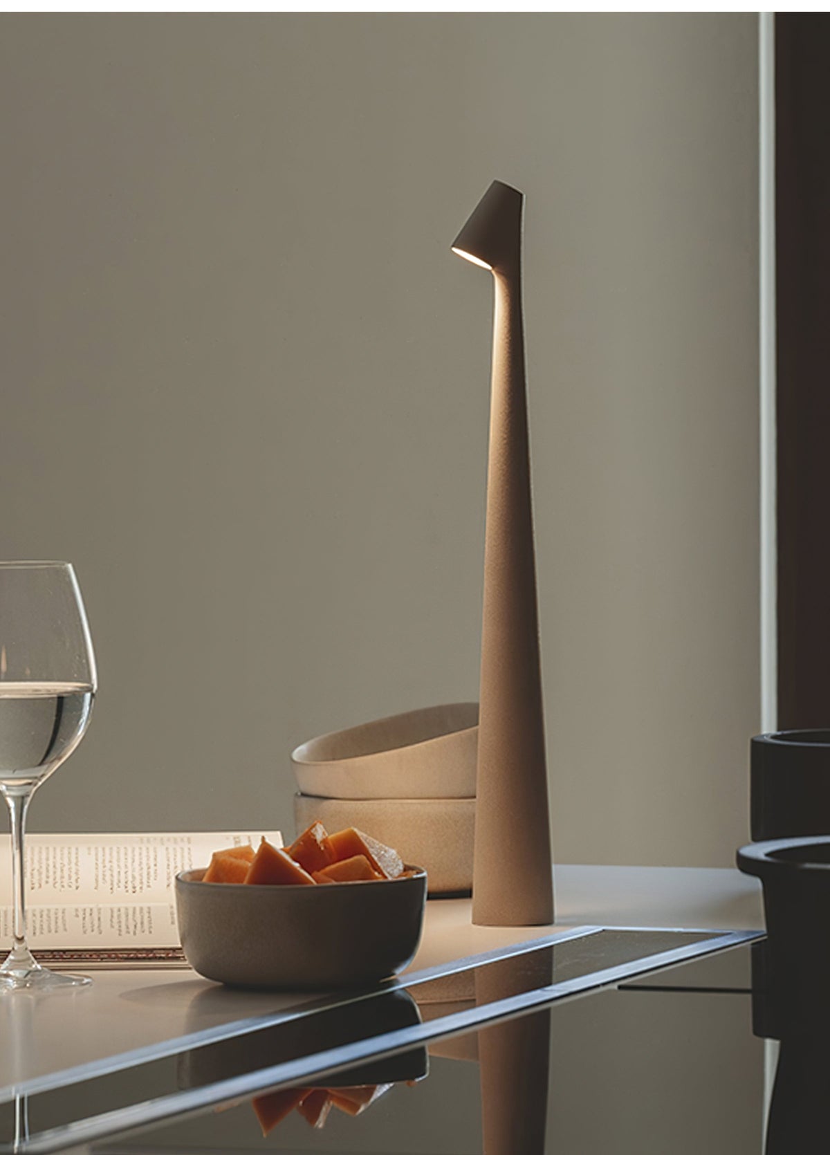 Candeeiro de mesa Nirerora minimalista em acrílico