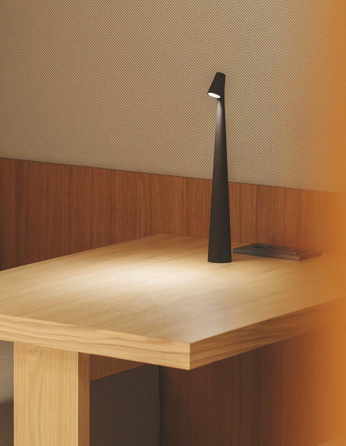 Candeeiro de mesa Nirerora minimalista em acrílico