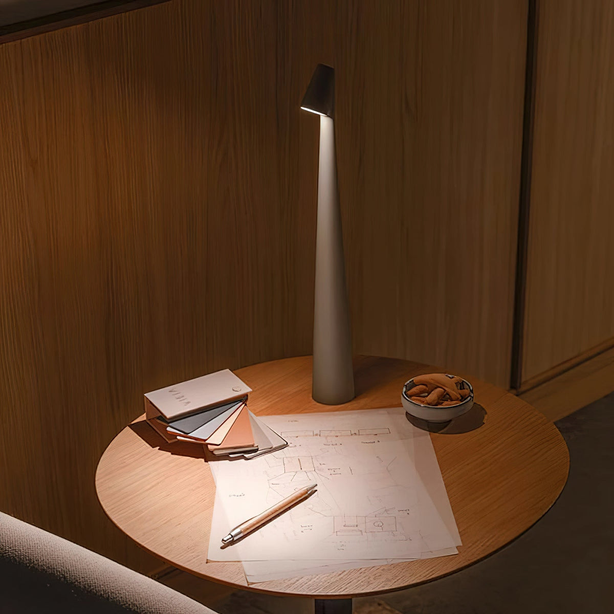 Candeeiro de mesa Nirerora minimalista em acrílico