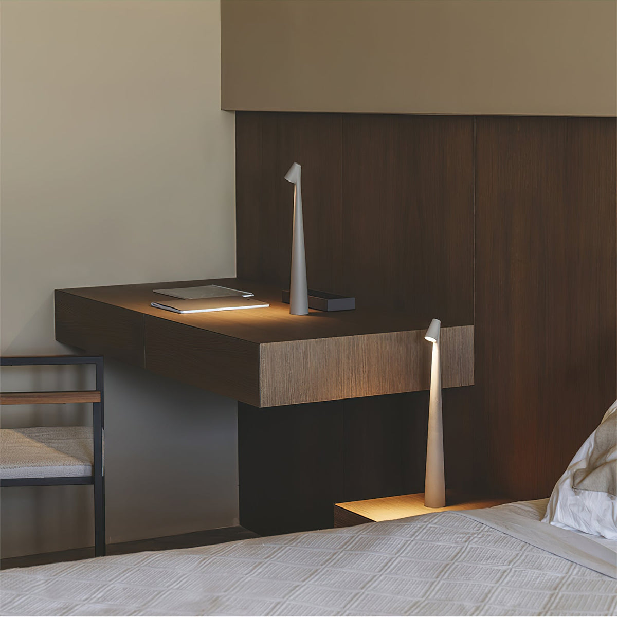 Candeeiro de mesa Nirerora minimalista em acrílico
