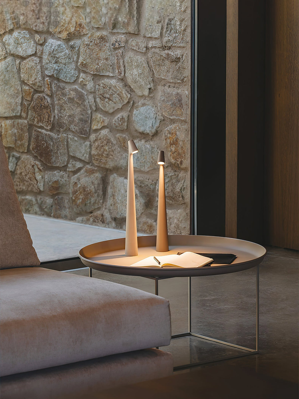 Candeeiro de mesa Nirerora minimalista em acrílico