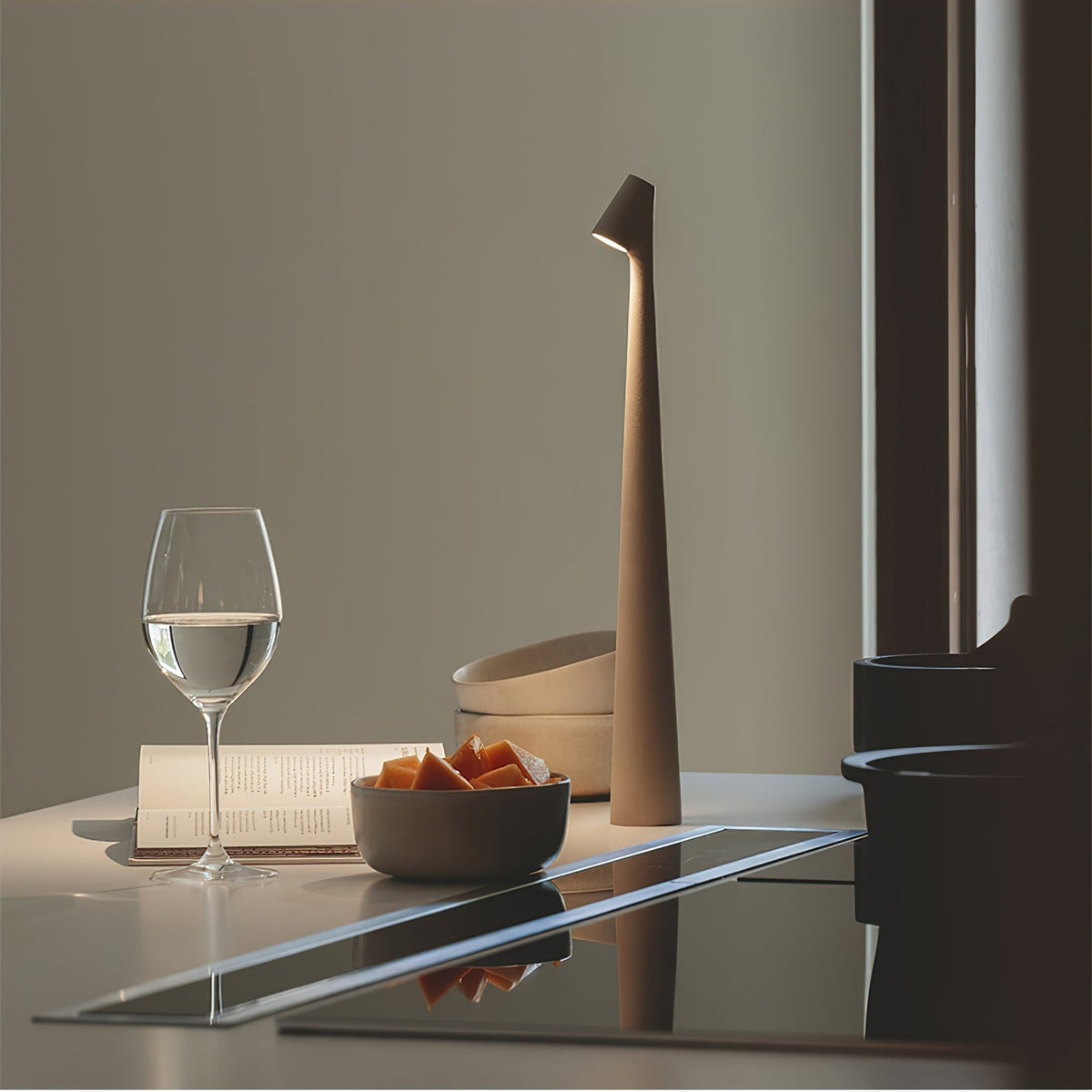Candeeiro de mesa Nirerora minimalista em acrílico