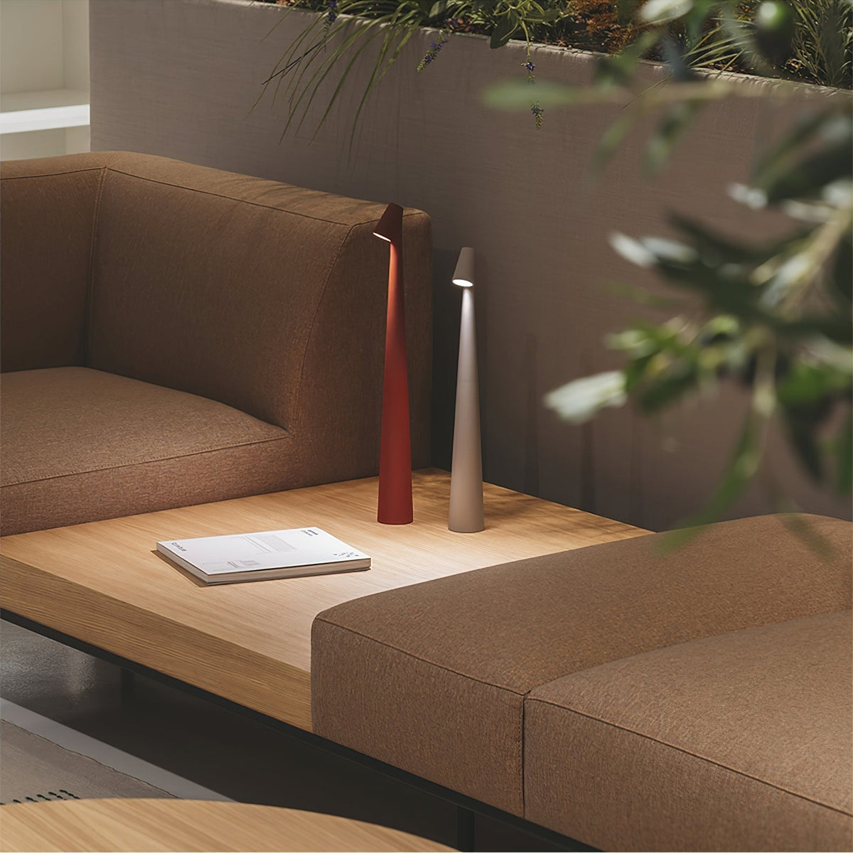 Candeeiro de mesa Nirerora minimalista em acrílico