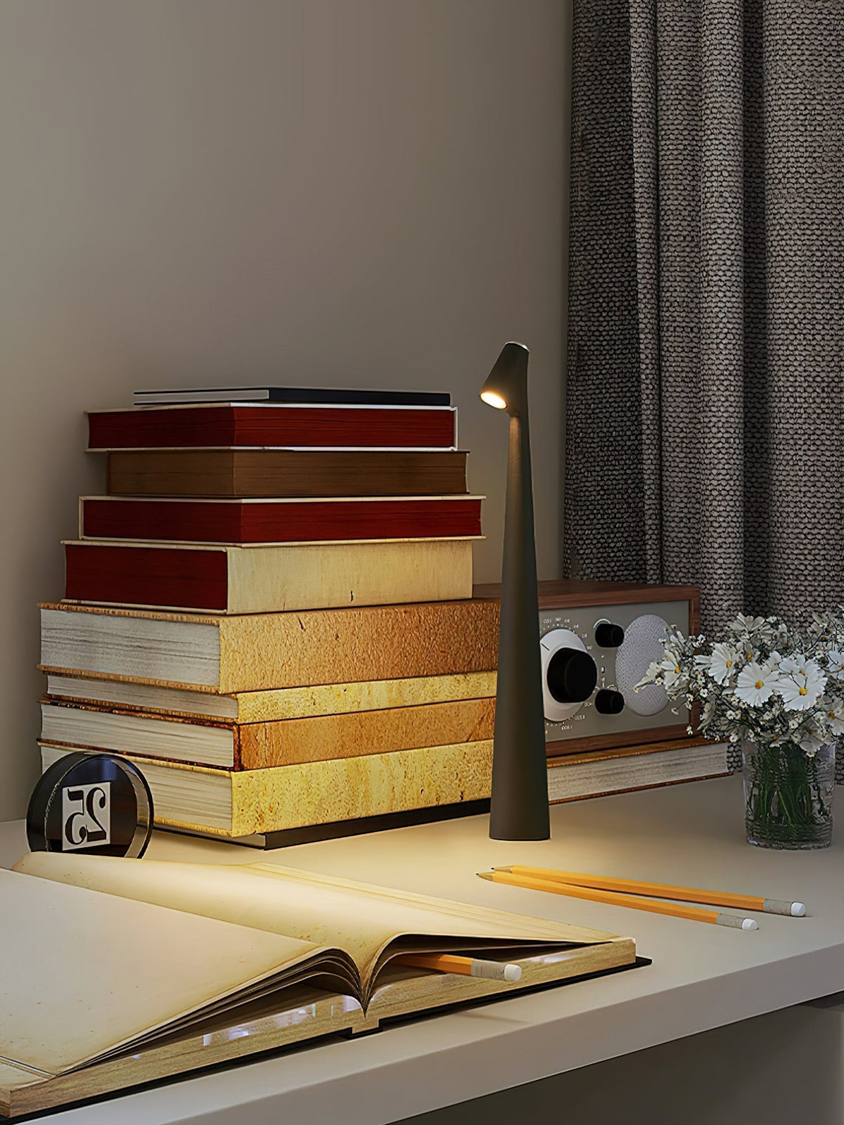 Candeeiro de mesa Nirerora minimalista em acrílico
