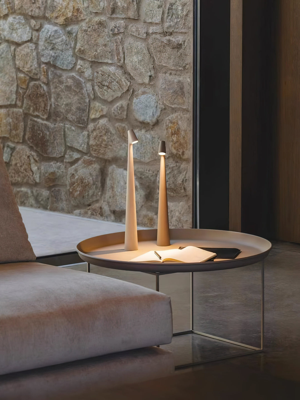 Candeeiro de mesa Nirerora minimalista em acrílico