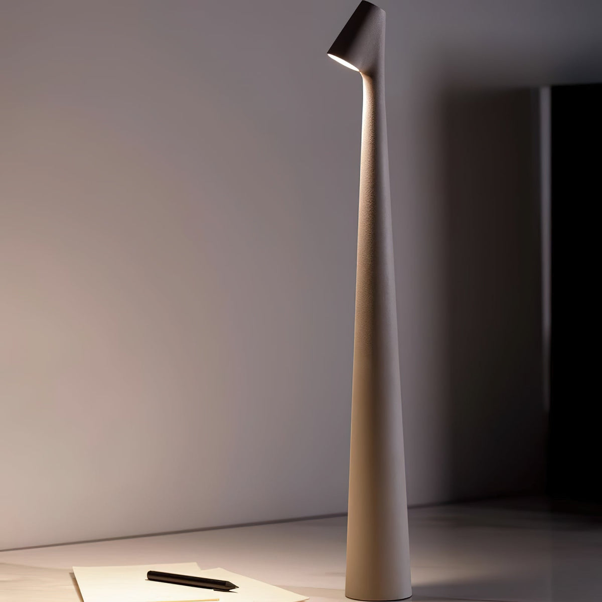 Candeeiro de mesa Nirerora minimalista em acrílico