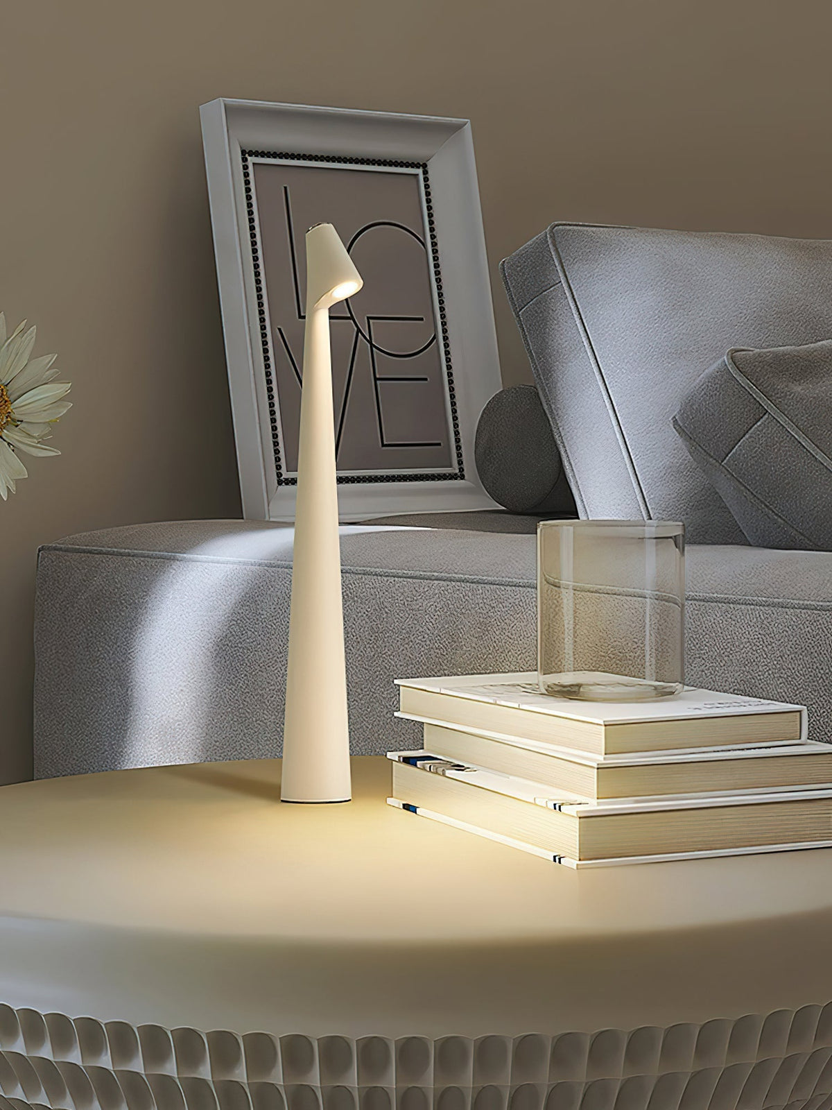 Candeeiro de mesa Nirerora minimalista em acrílico