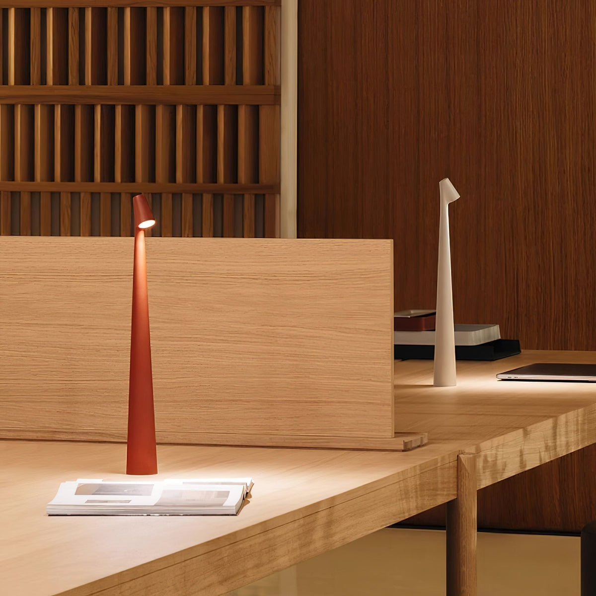Candeeiro de mesa Nirerora minimalista em acrílico