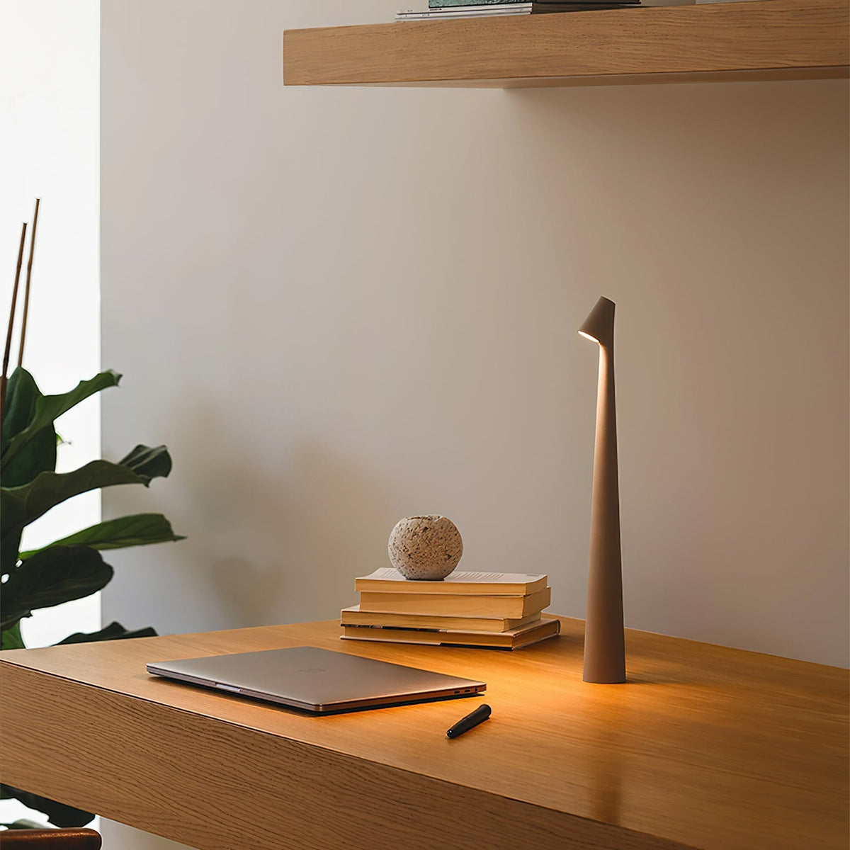 Candeeiro de mesa Nirerora minimalista em acrílico