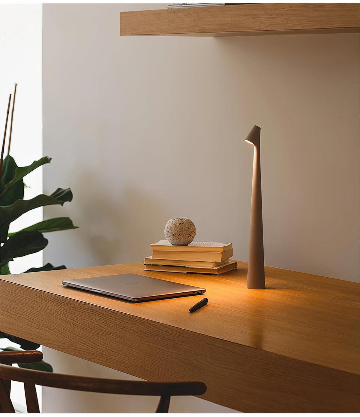 Candeeiro de mesa Nirerora minimalista em acrílico