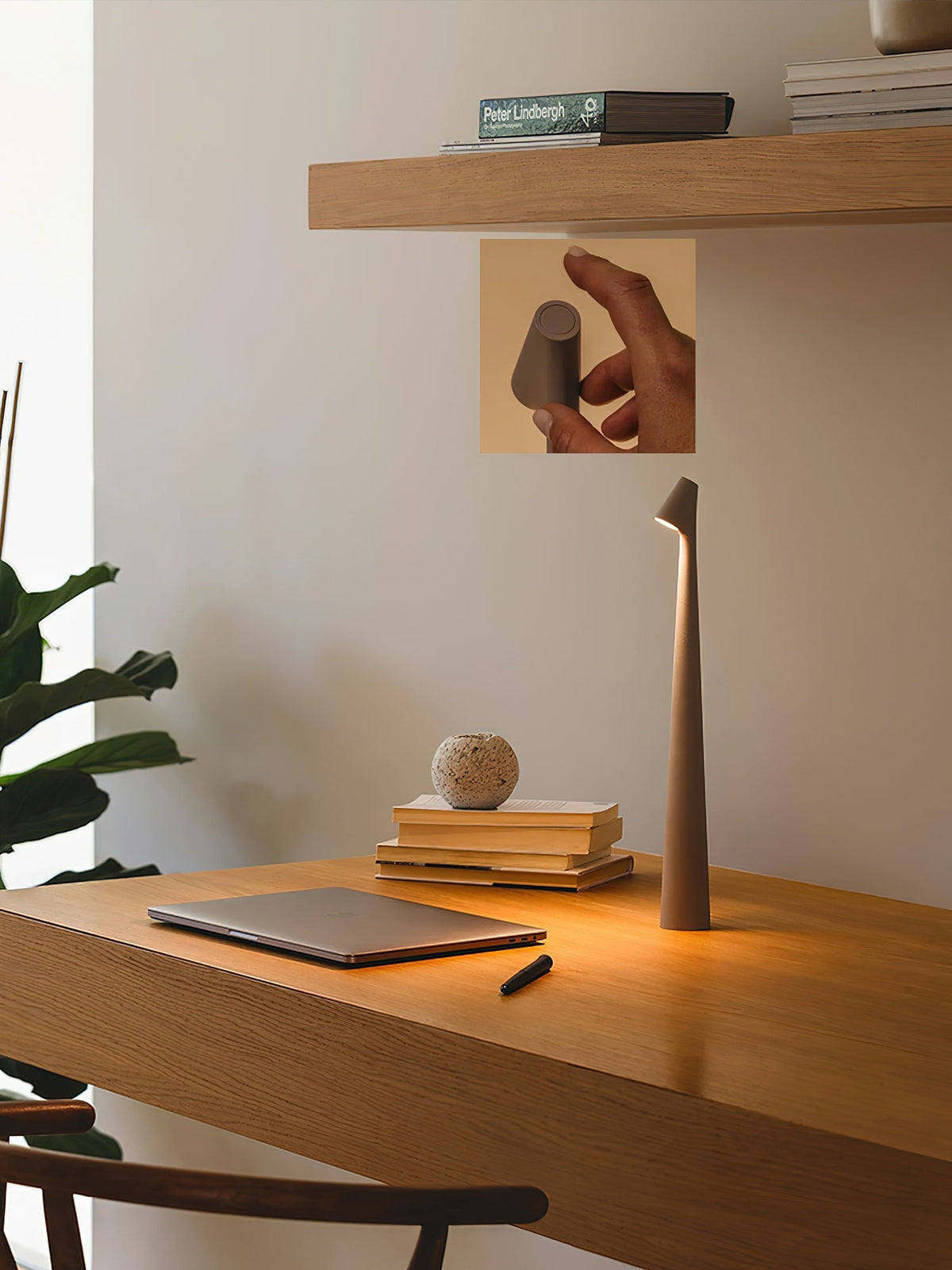 Candeeiro de mesa Nirerora minimalista em acrílico