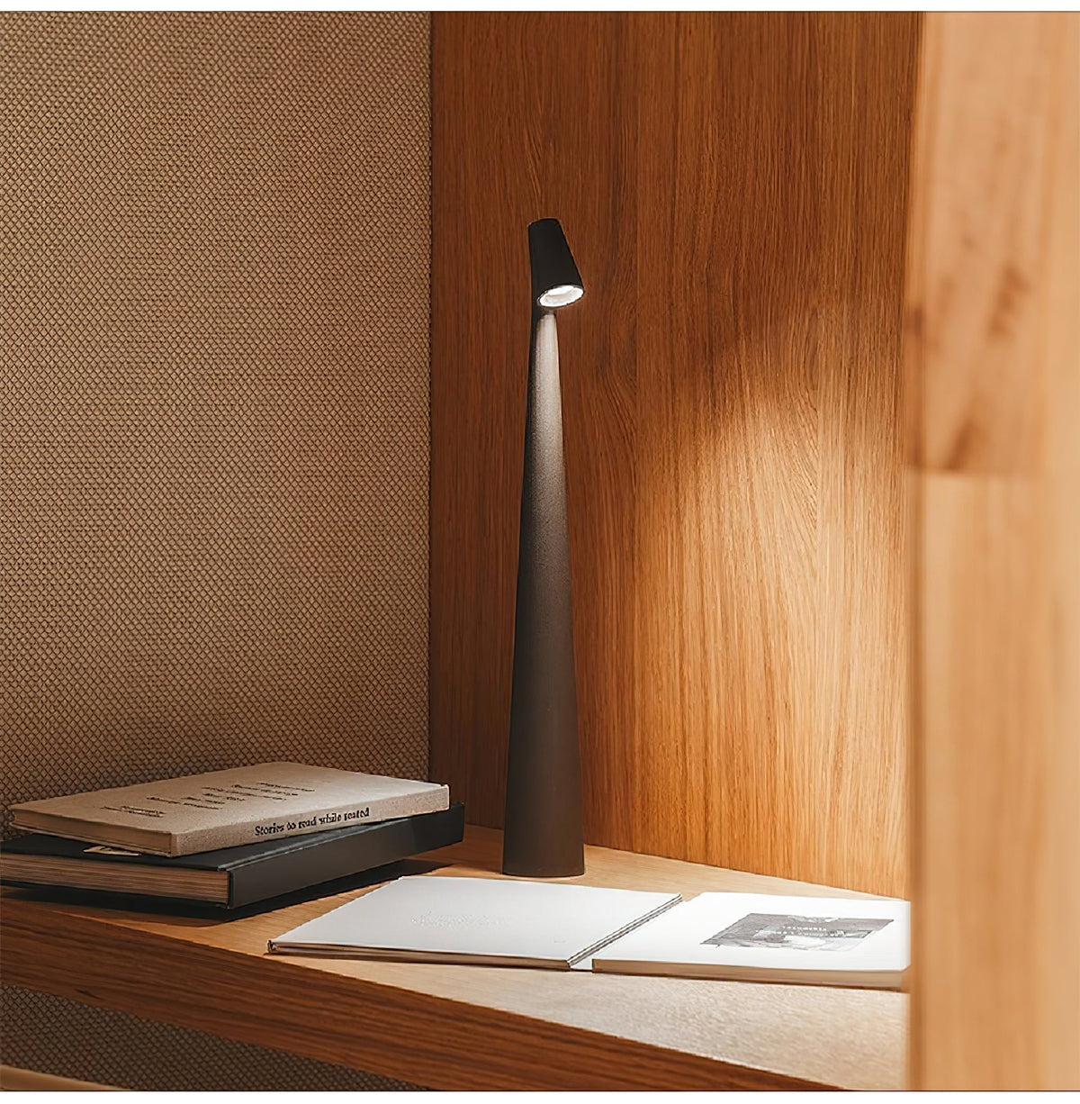 Candeeiro de mesa Nirerora minimalista em acrílico
