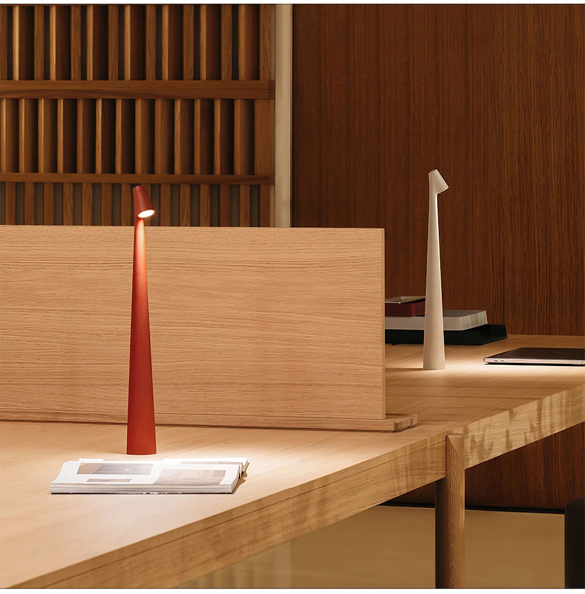 Candeeiro de mesa Nirerora minimalista em acrílico
