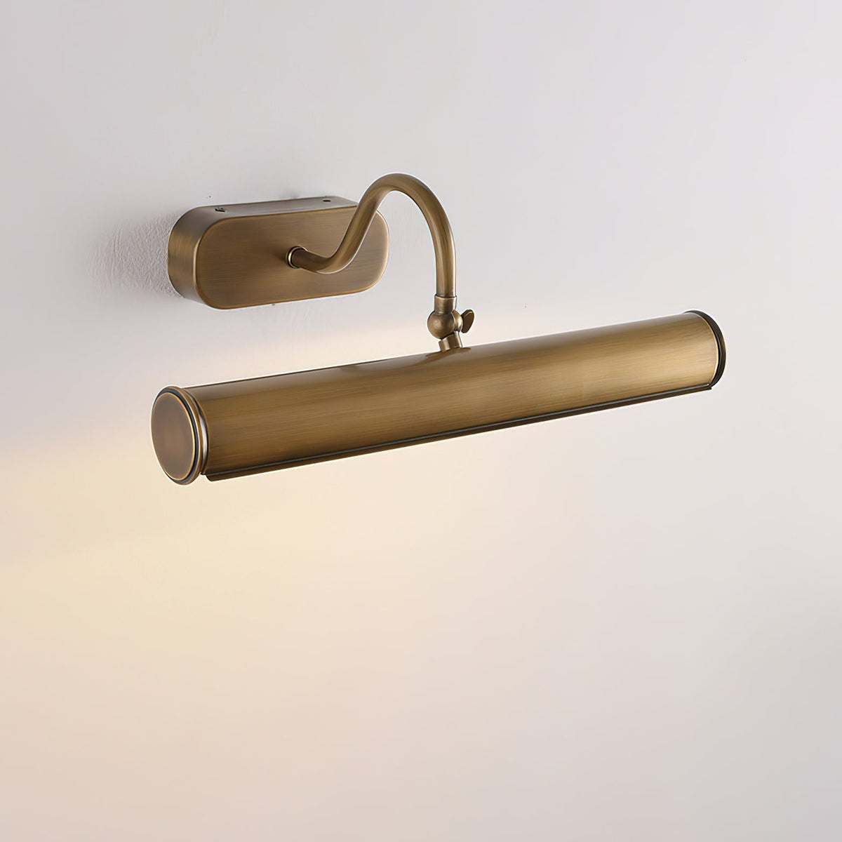 Ainsworth vägglampa i mässing
