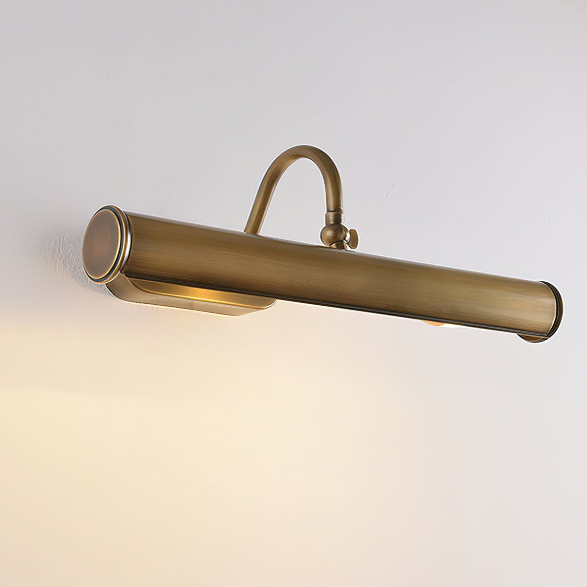 Ainsworth vägglampa i mässing