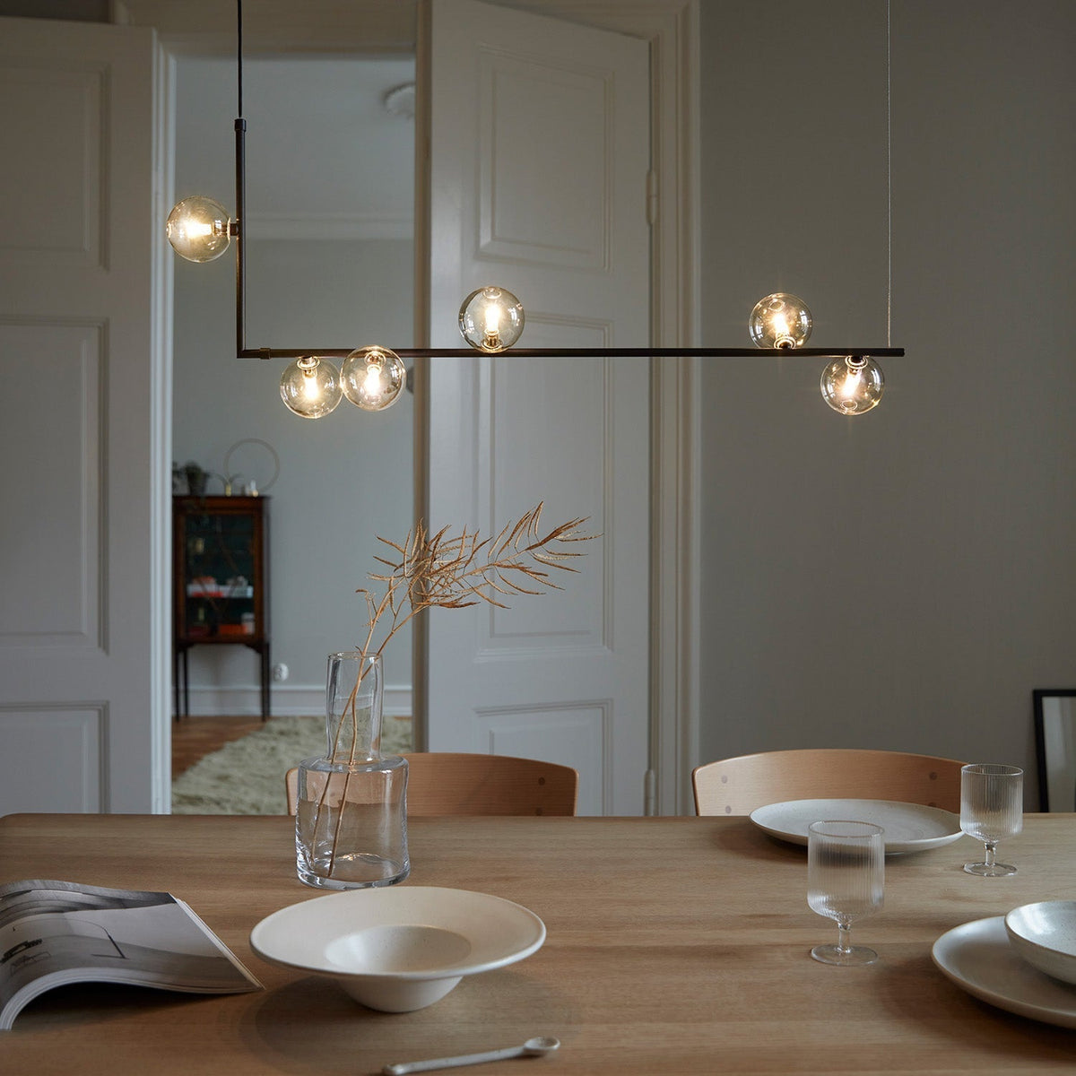 Moss lineær lysekrone i glas med sort stål