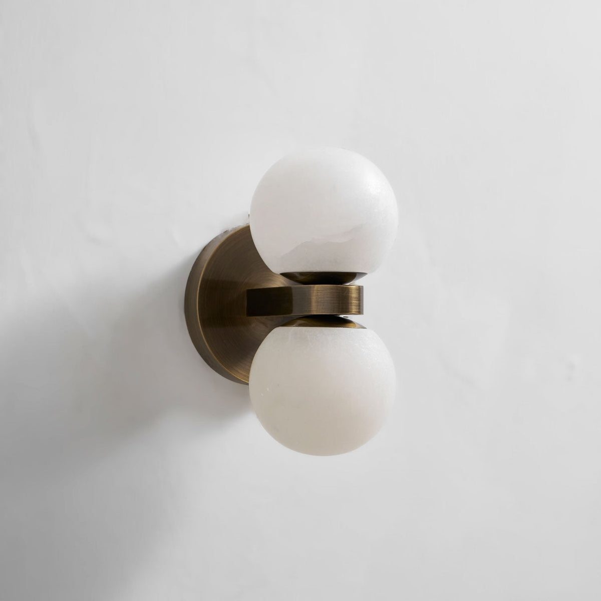 Lumenor Alabaster Celestia vägglampa i klotform