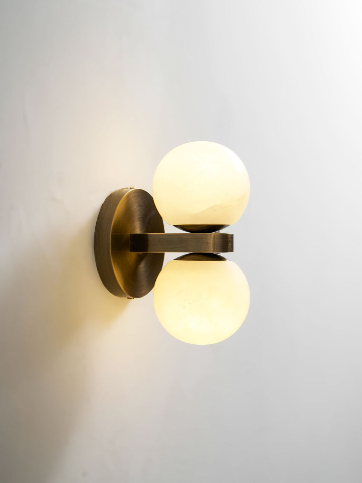 Lumenor Alabaster Celestia vägglampa i klotform