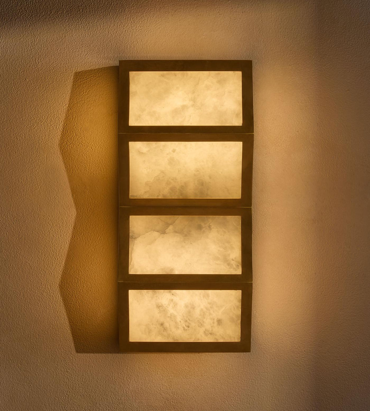 Eiruette vägglampa i alabaster med kaskaddesign