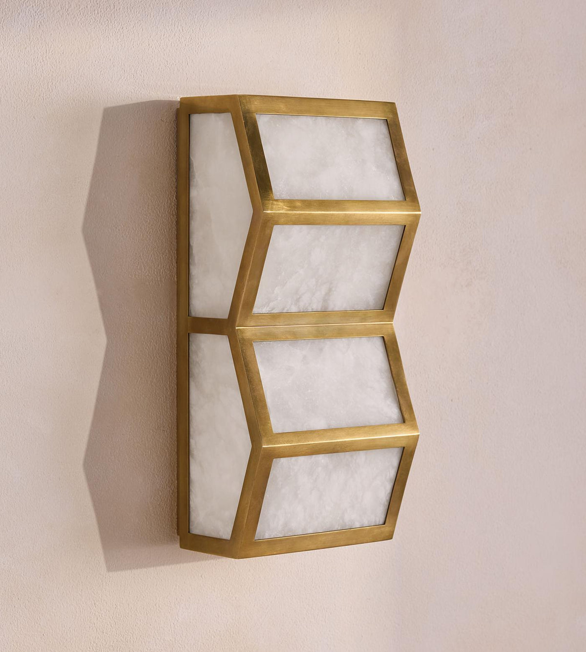 Eiruette vägglampa i alabaster med kaskaddesign