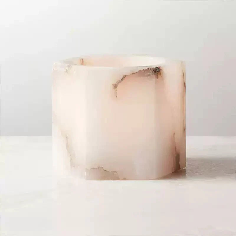 Qesta kubisk ljushållare i naturlig alabaster för sängbord och modern interiör