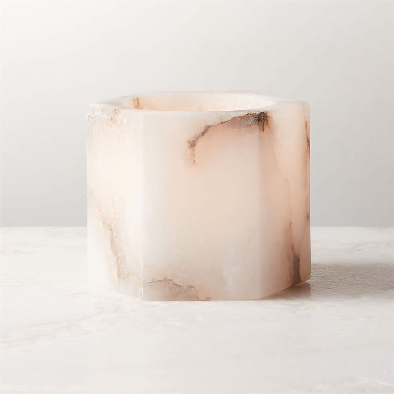 Qesta kubisk ljushållare i naturlig alabaster för sängbord och modern interiör