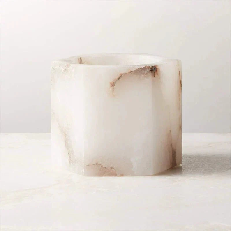 Qesta kubisk ljushållare i naturlig alabaster för sängbord och modern interiör