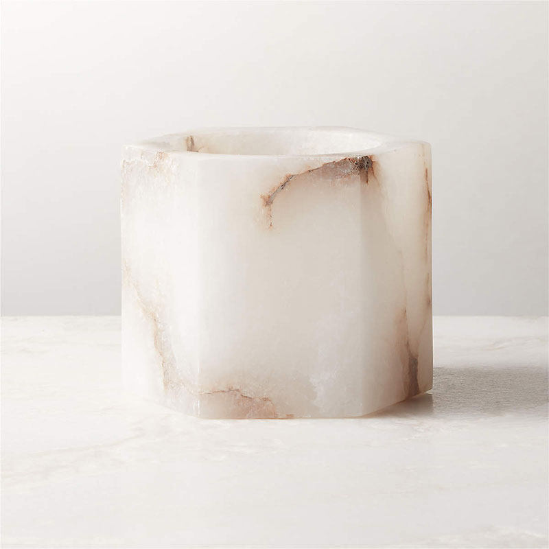Qesta kubisk ljushållare i naturlig alabaster för sängbord och modern interiör