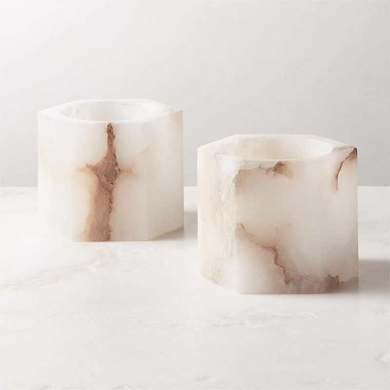Qesta kubisk ljushållare i naturlig alabaster för sängbord och modern interiör