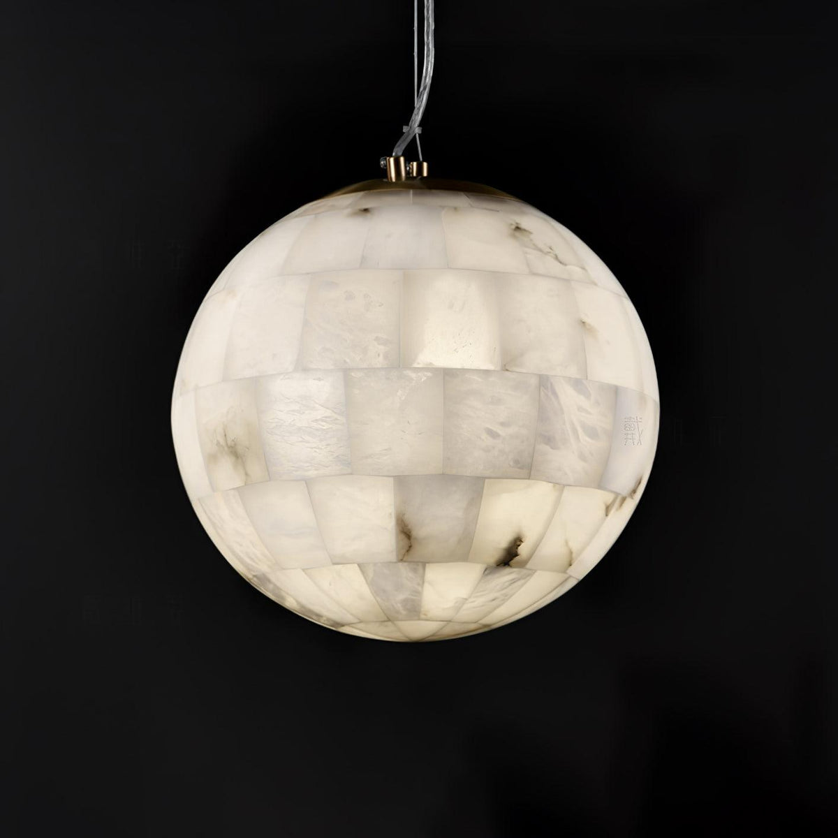 Amo globformad pendellampa i alabaster