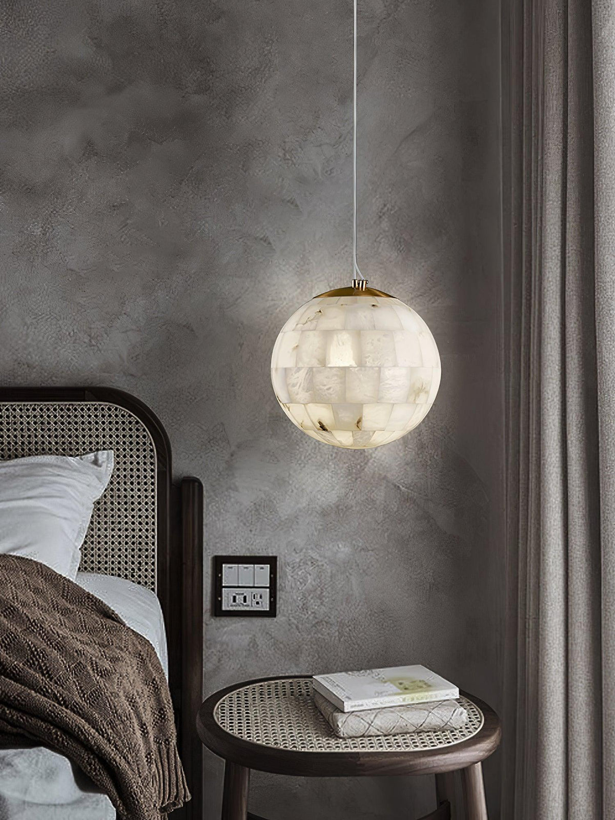 Amo globformad pendellampa i alabaster
