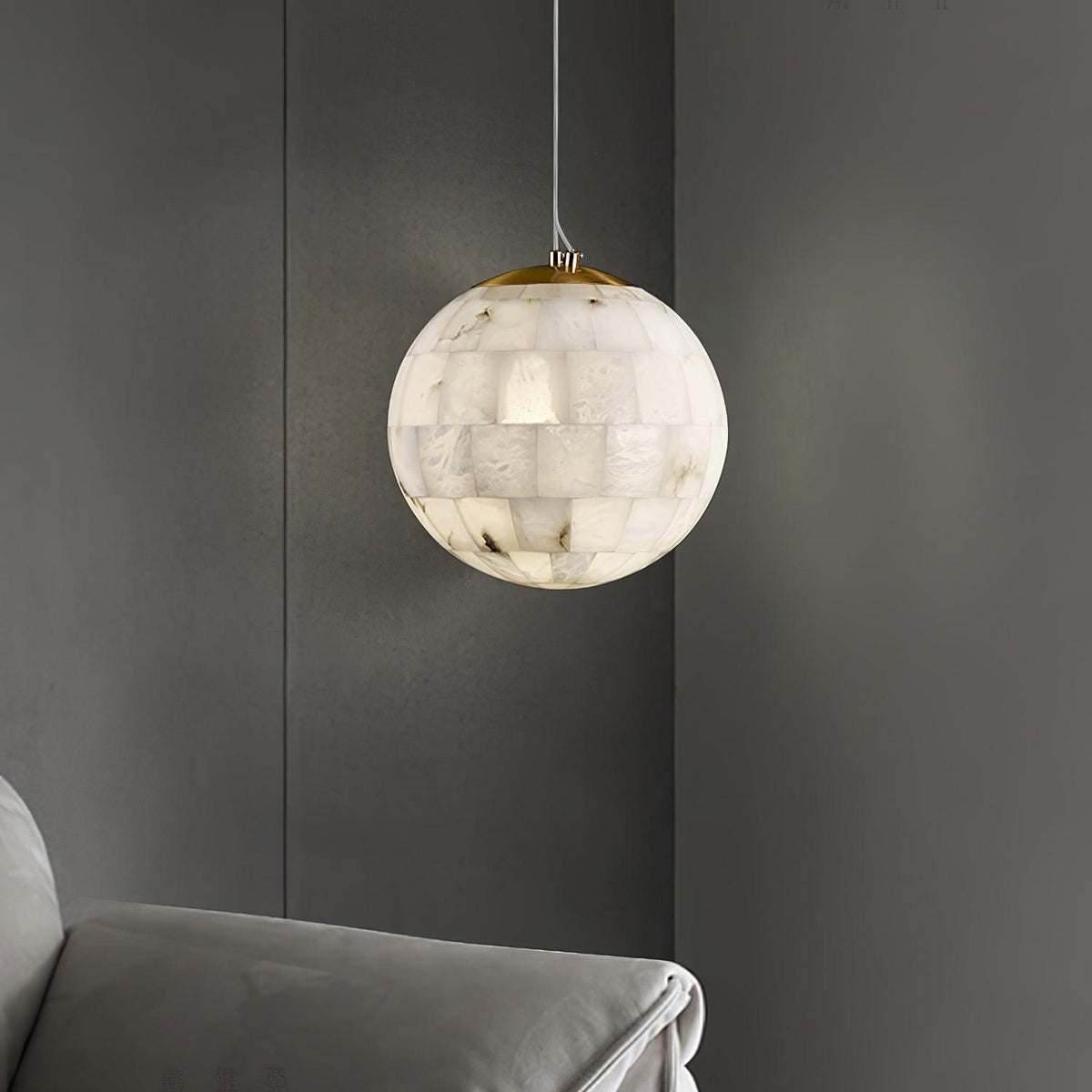 Amo globformad pendellampa i alabaster
