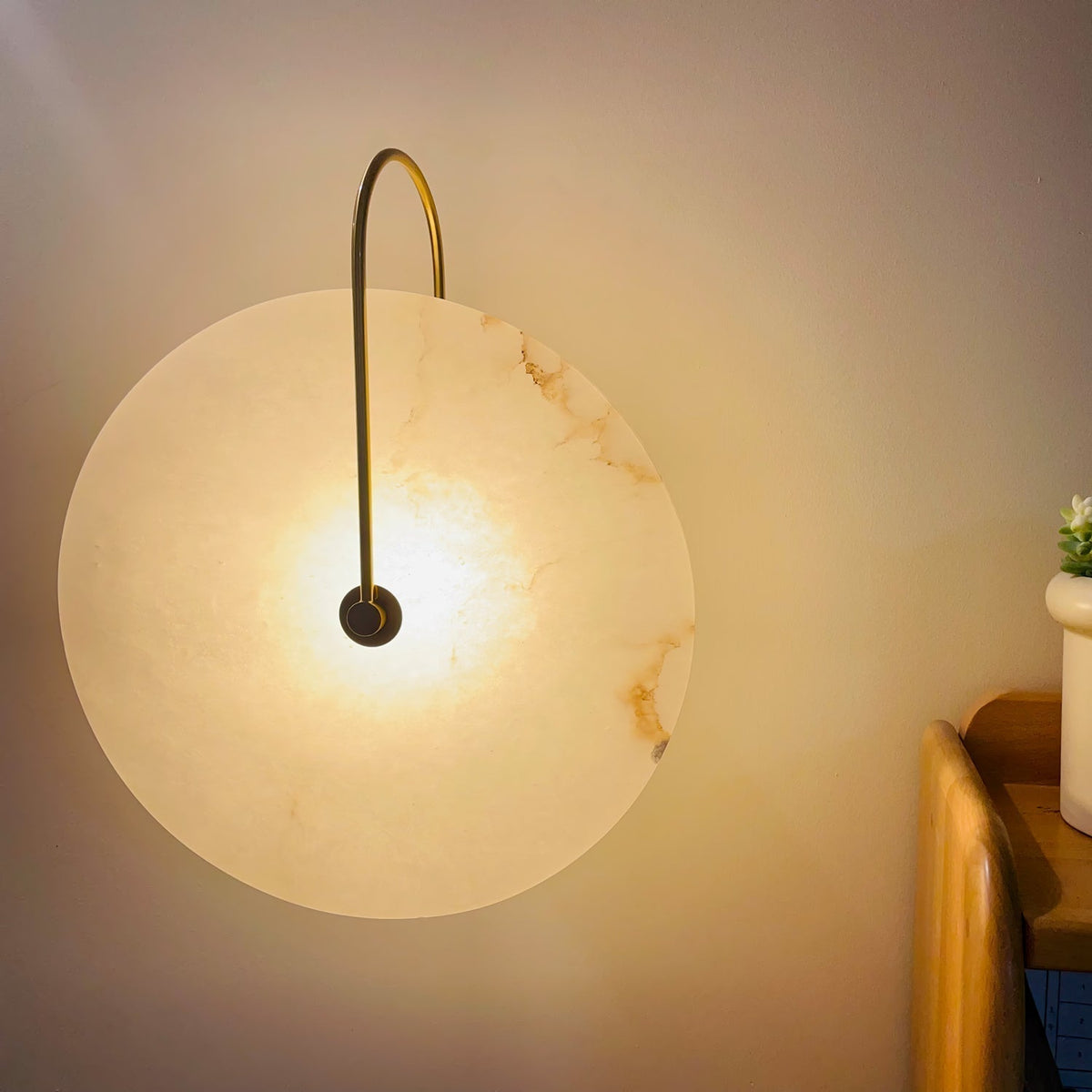 Kristy rund ikonisk cirkelformad LED-vägglampa i alabaster