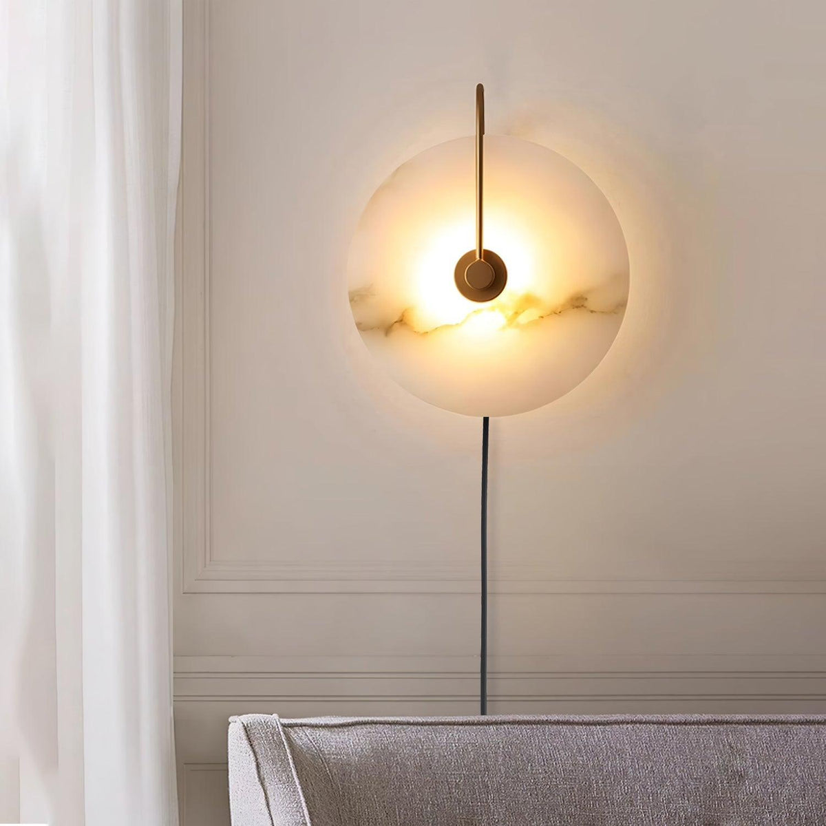 Albeaine globformad vägglampa med alabaster och stickkontakt