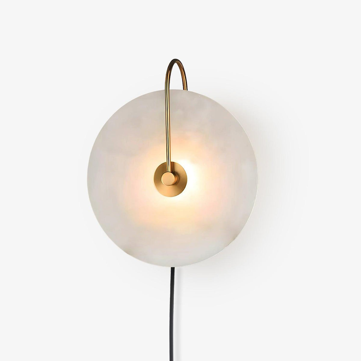 Albeaine globformad vägglampa med alabaster och stickkontakt