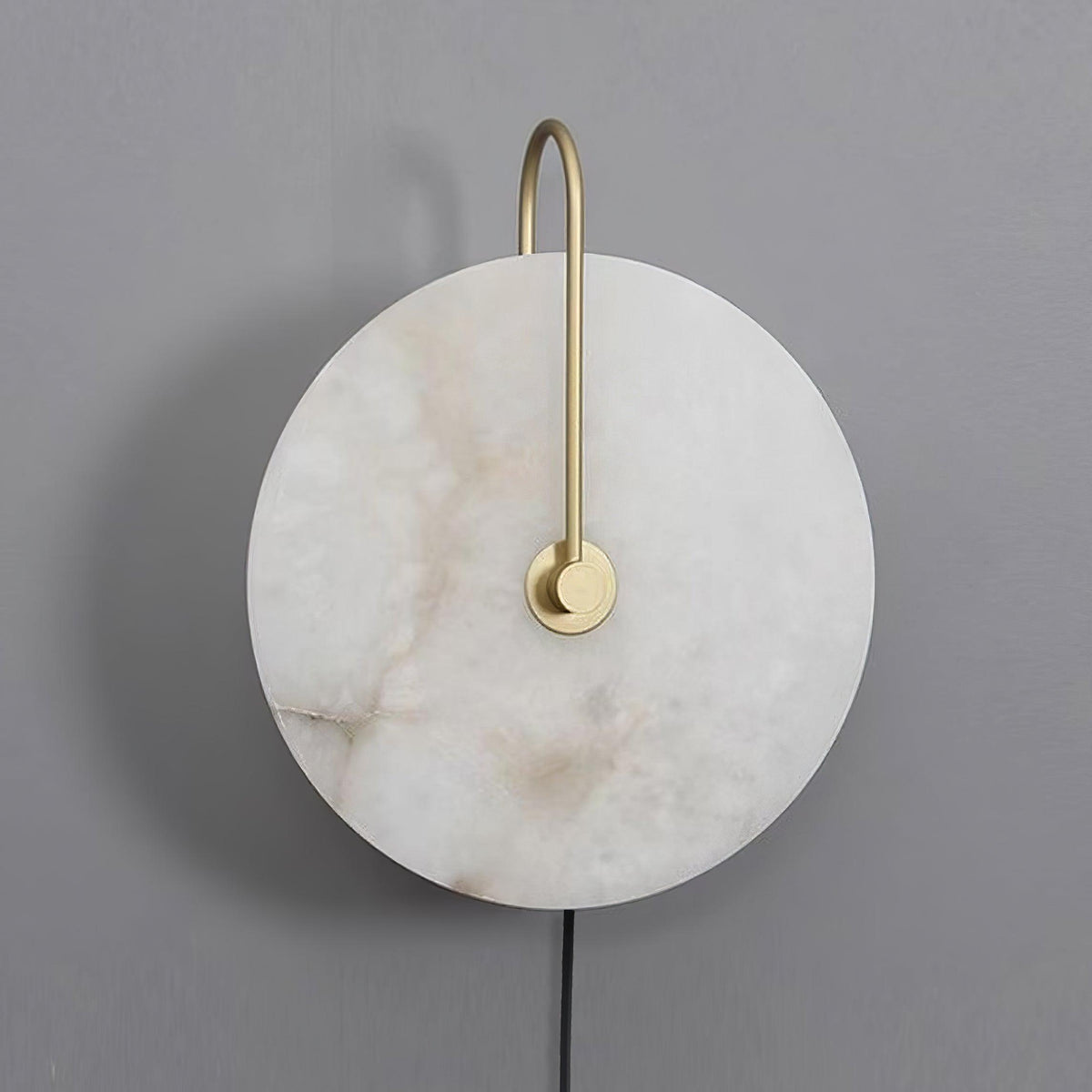 Albeaine globformad vägglampa med alabaster och stickkontakt