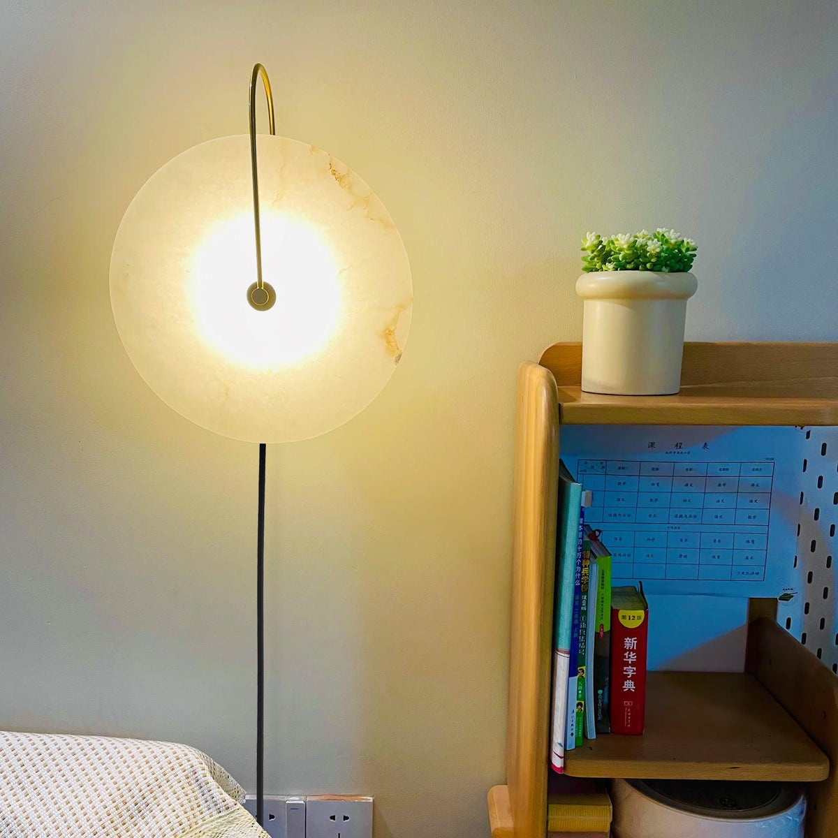 Albeaine globformad vägglampa med alabaster och stickkontakt