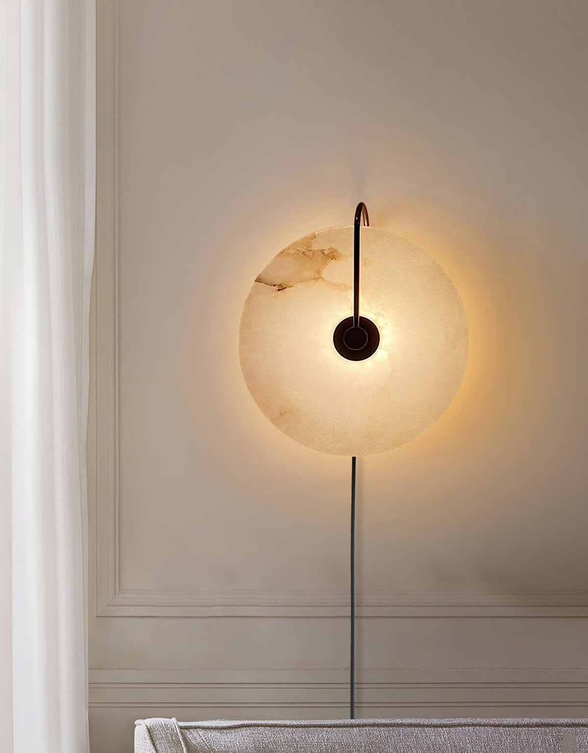 Albeaine globformad vägglampa med alabaster och stickkontakt