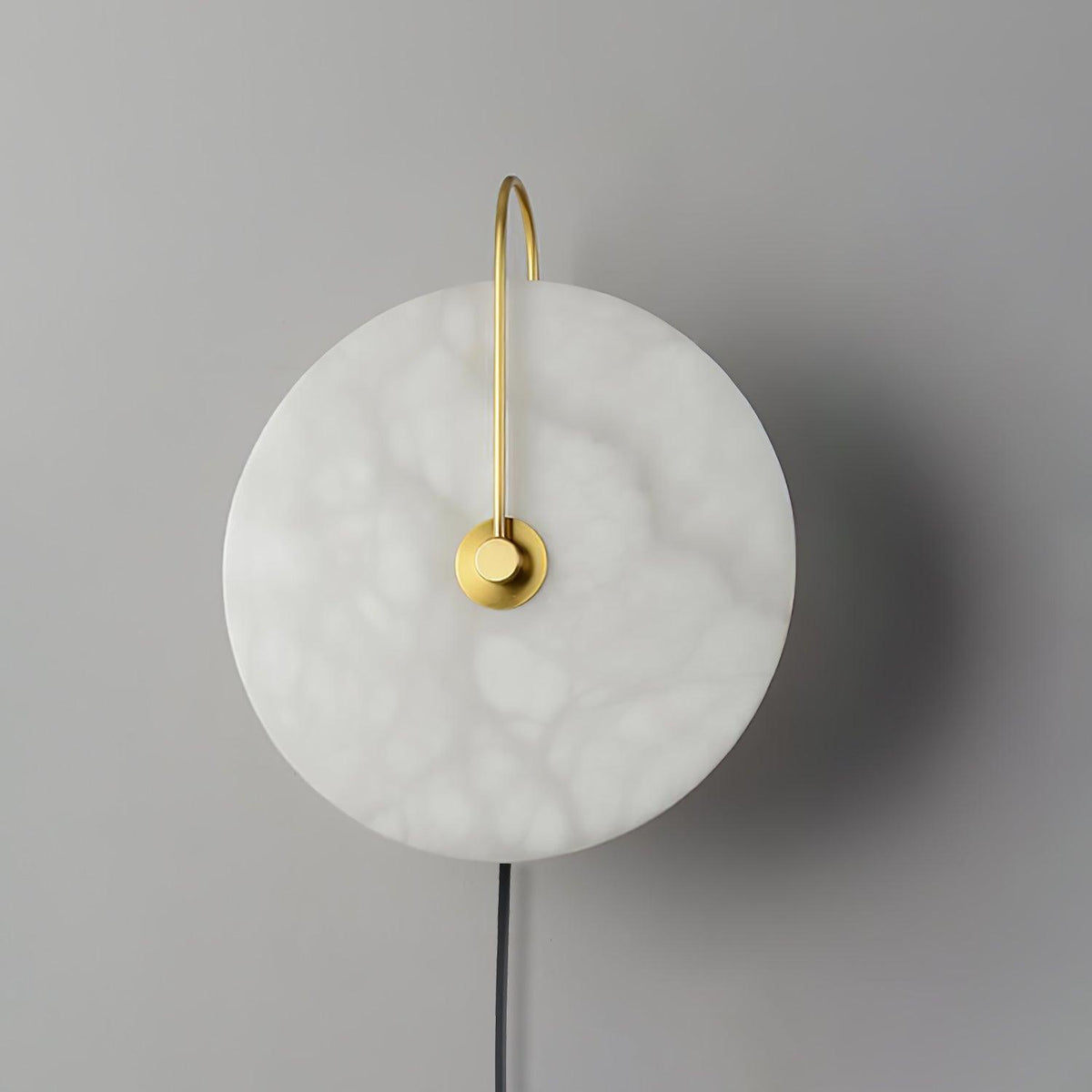 Albeaine globformad vägglampa med alabaster och stickkontakt