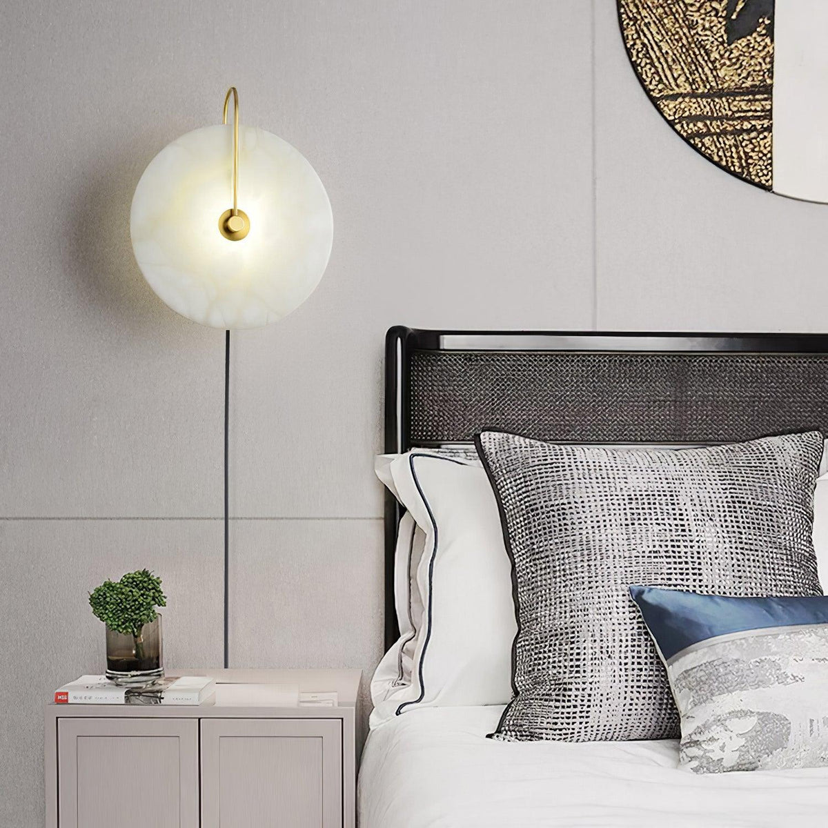 Albeaine globformad vägglampa med alabaster och stickkontakt
